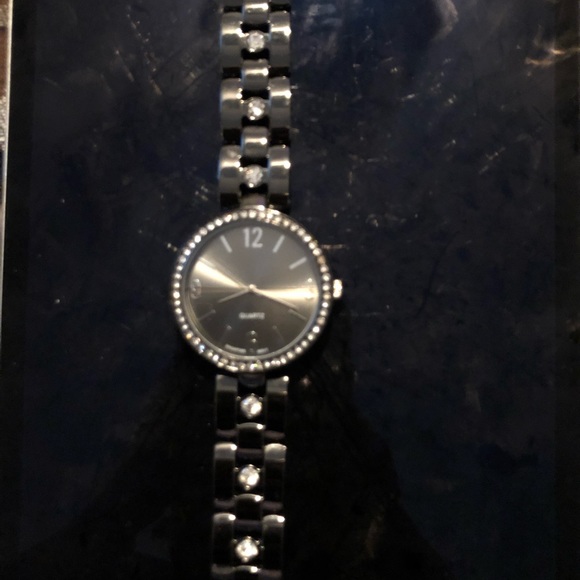 Very stylish watches with bling - Picture 4 of 6
